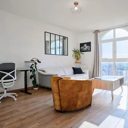 Bright In Hypercenter With Parking Apartment