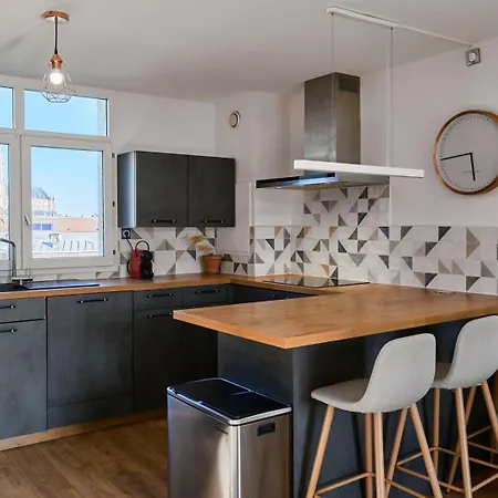 Bright In Hypercenter With Parking