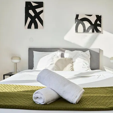 Bright In Hypercenter With Parking