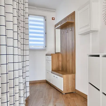 Bright In Hypercenter With Parking *