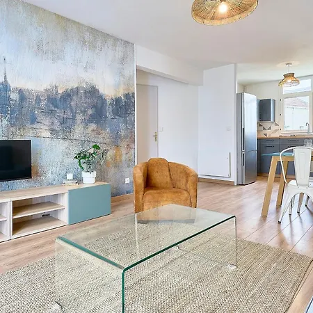 Bright In Hypercenter With Parking Appartement