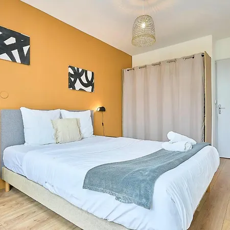 Bright In Hypercenter With Parking Daire Tourcoing